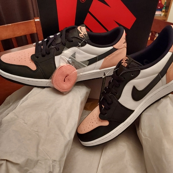 Air Jordan 1 Low OG Bleached Coral - Picture 2 of 7